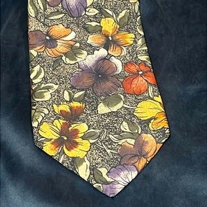 Geoffrey Beene 100% silk floral‎ design vintage?  Men’s necktie - gorgeous soft